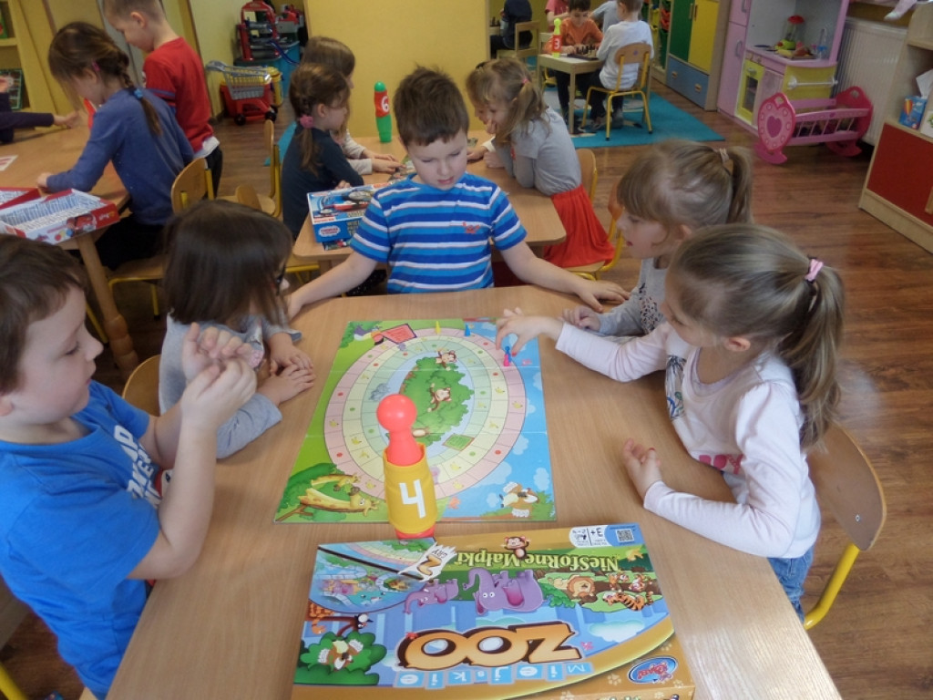 DZIEŃ GIER PLANSZOWYCH W PRZEDSZKOLU PUBLICZNYM NR 3 W BRZEGU
