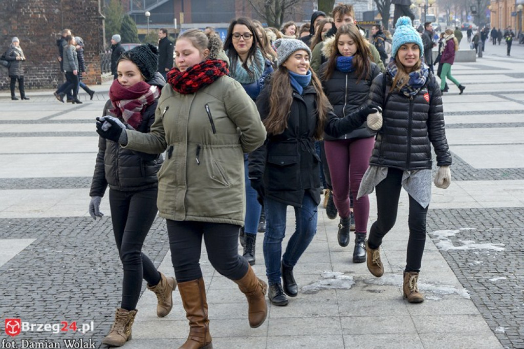 Maturzyści z brzeskich szkół zatańczyli poloneza [fotorelacja, wideo]
