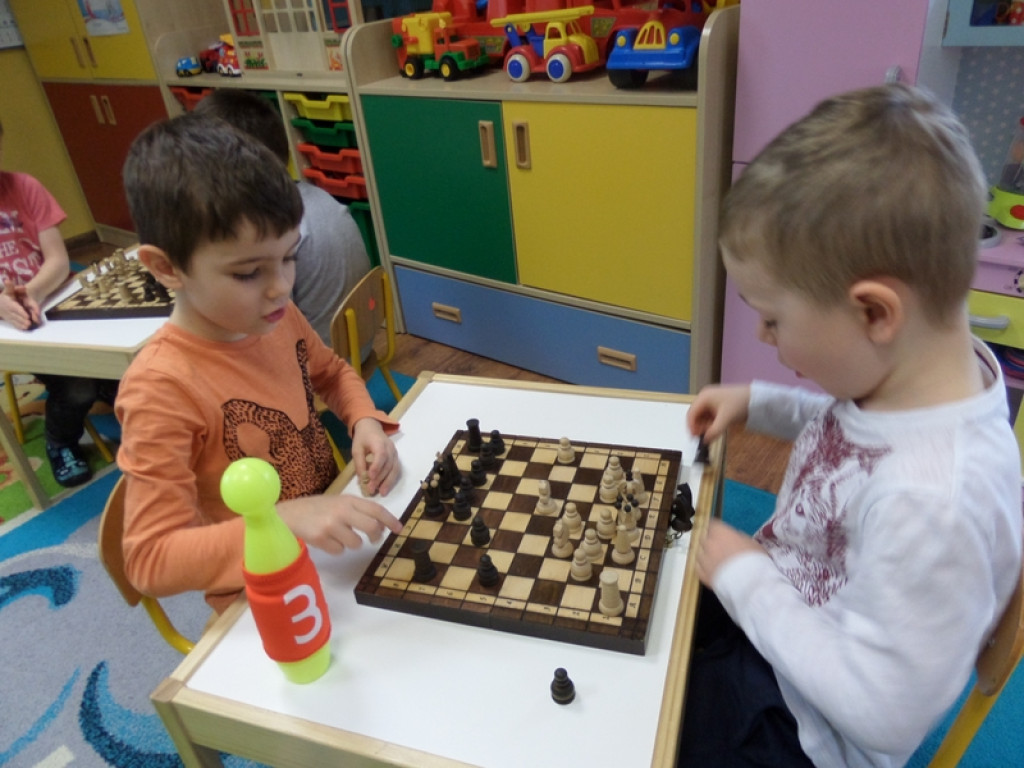 DZIEŃ GIER PLANSZOWYCH W PRZEDSZKOLU PUBLICZNYM NR 3 W BRZEGU