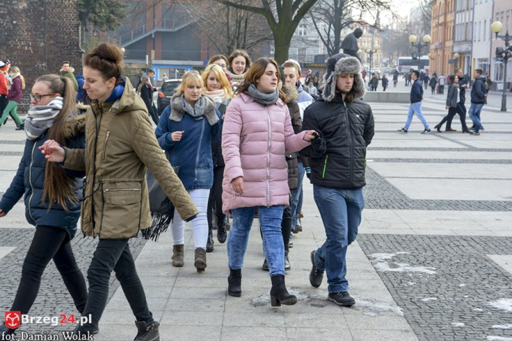 Maturzyści z brzeskich szkół zatańczyli poloneza [fotorelacja, wideo]