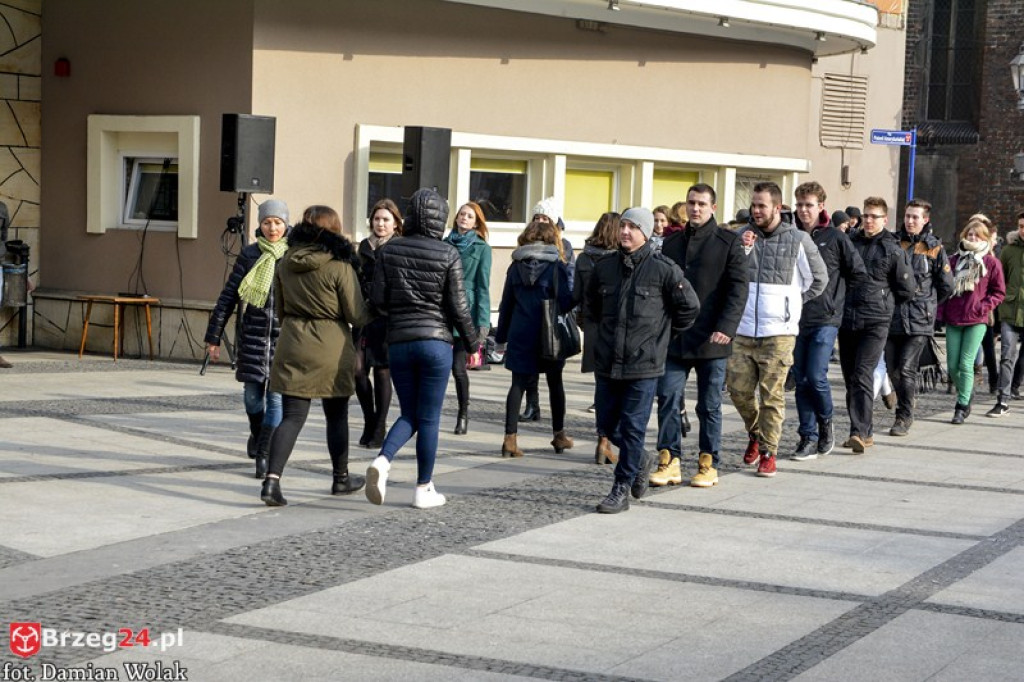 Maturzyści z brzeskich szkół zatańczyli poloneza [fotorelacja, wideo]