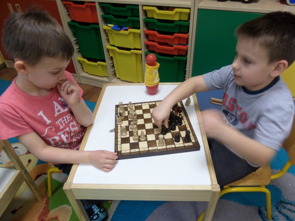 DZIEŃ GIER PLANSZOWYCH W PRZEDSZKOLU PUBLICZNYM NR 3 W BRZEGU