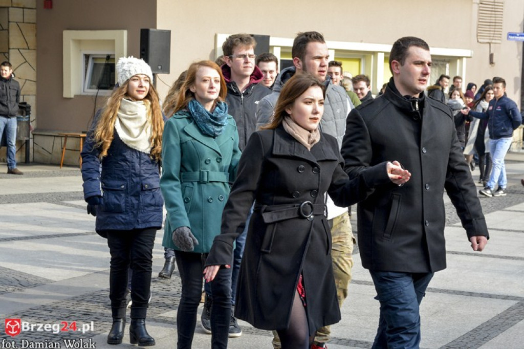 Maturzyści z brzeskich szkół zatańczyli poloneza [fotorelacja, wideo]