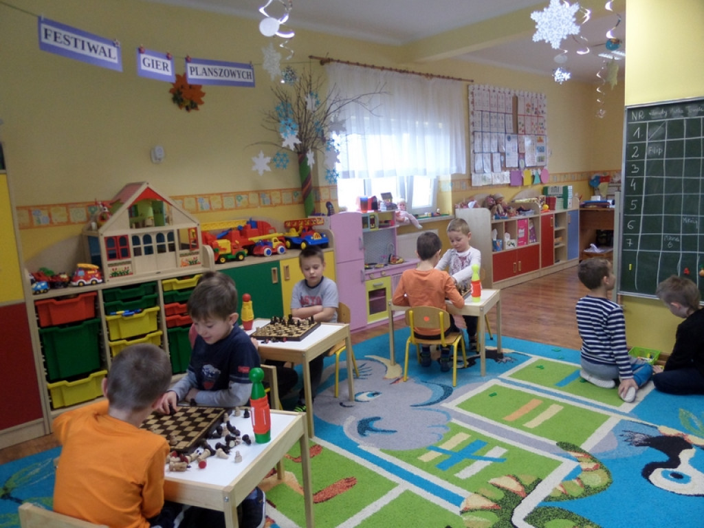 DZIEŃ GIER PLANSZOWYCH W PRZEDSZKOLU PUBLICZNYM NR 3 W BRZEGU