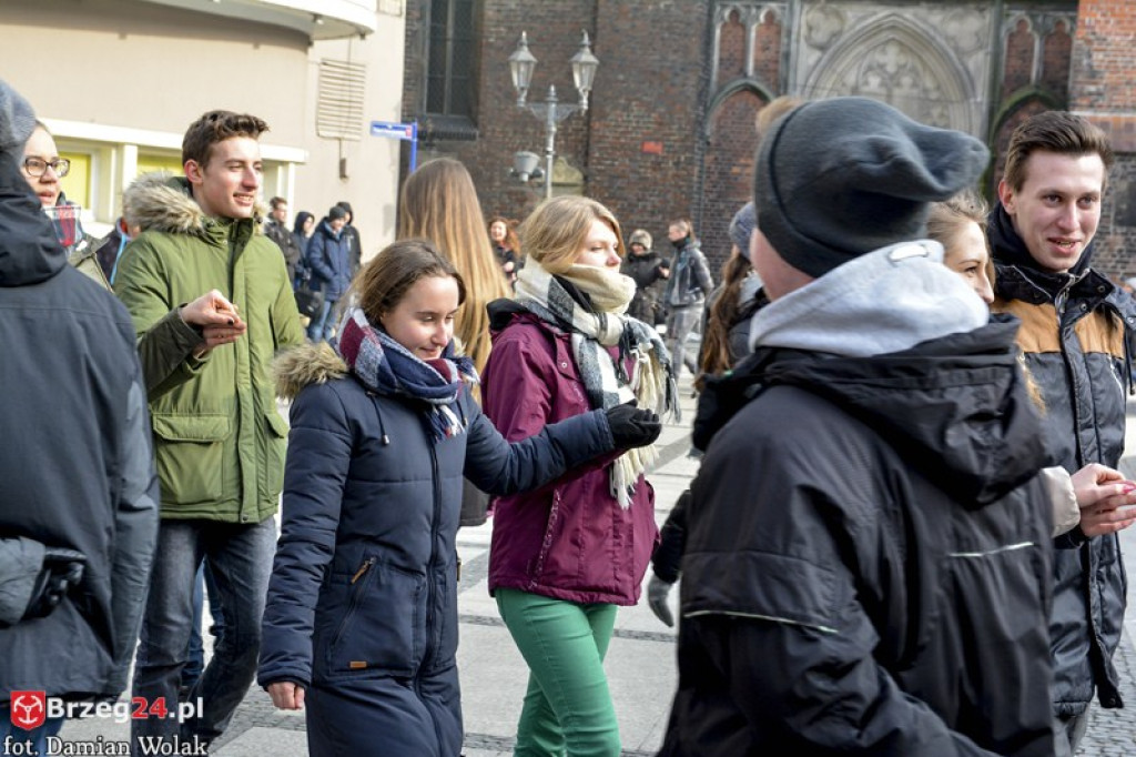 Maturzyści z brzeskich szkół zatańczyli poloneza [fotorelacja, wideo]