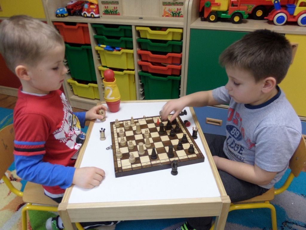 DZIEŃ GIER PLANSZOWYCH W PRZEDSZKOLU PUBLICZNYM NR 3 W BRZEGU