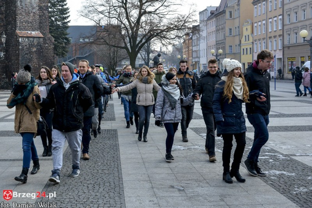 Maturzyści z brzeskich szkół zatańczyli poloneza [fotorelacja, wideo]