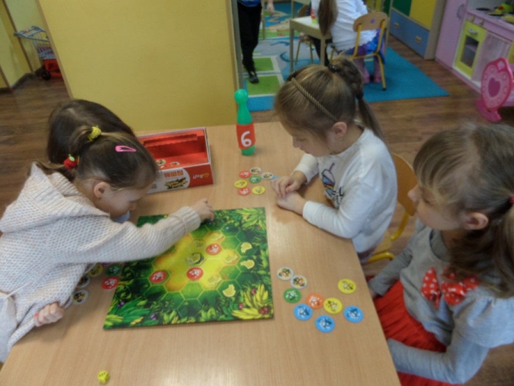 DZIEŃ GIER PLANSZOWYCH W PRZEDSZKOLU PUBLICZNYM NR 3 W BRZEGU