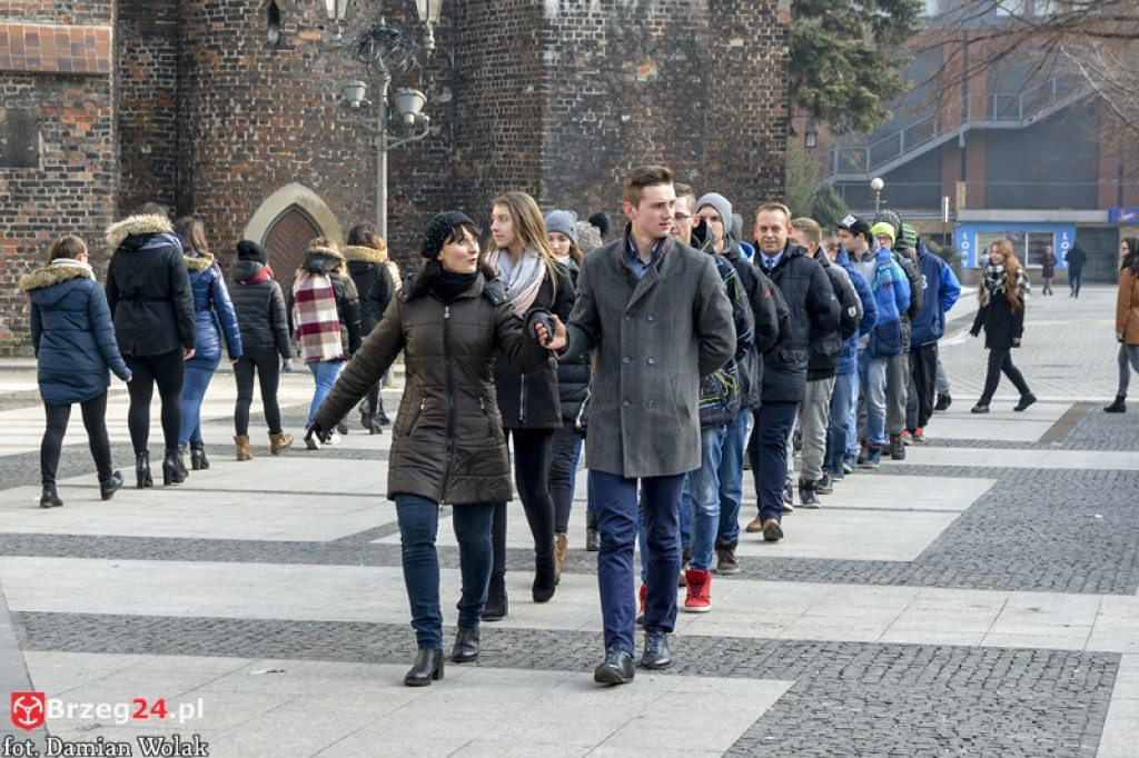 Maturzyści z brzeskich szkół zatańczyli poloneza [fotorelacja, wideo]