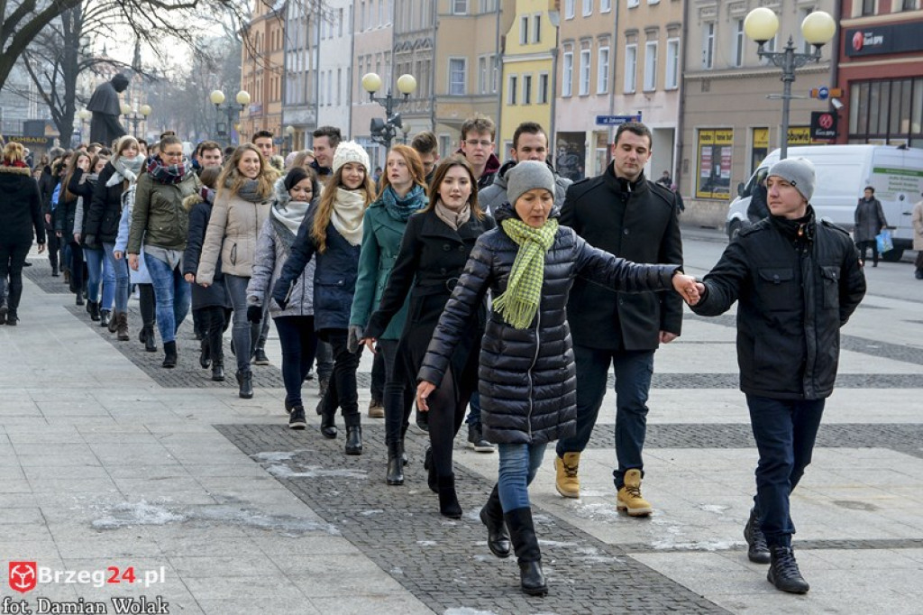 Maturzyści z brzeskich szkół zatańczyli poloneza [fotorelacja, wideo]