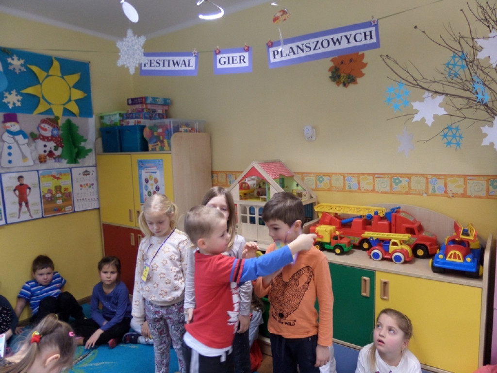 DZIEŃ GIER PLANSZOWYCH W PRZEDSZKOLU PUBLICZNYM NR 3 W BRZEGU