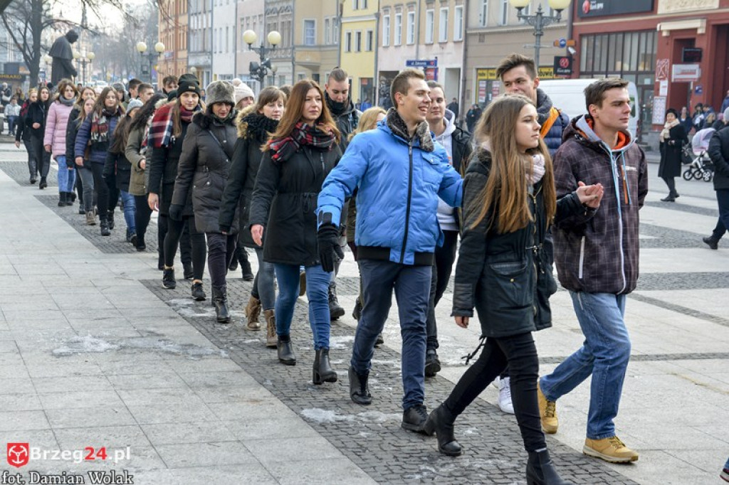 Maturzyści z brzeskich szkół zatańczyli poloneza [fotorelacja, wideo]