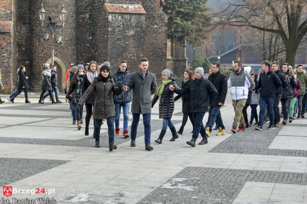 Maturzyści z brzeskich szkół zatańczyli poloneza [fotorelacja, wideo]