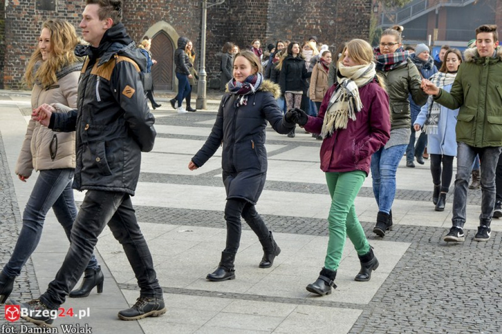 Maturzyści z brzeskich szkół zatańczyli poloneza [fotorelacja, wideo]