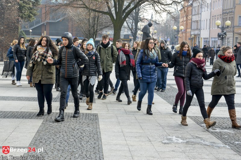 Maturzyści z brzeskich szkół zatańczyli poloneza [fotorelacja, wideo]