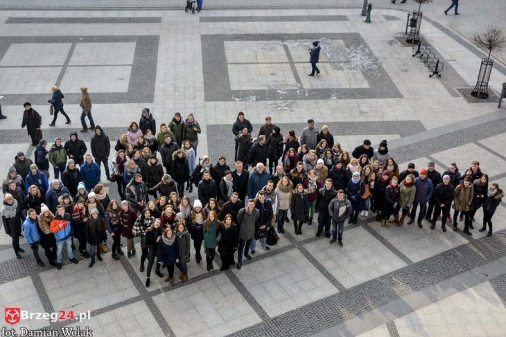 Maturzyści z brzeskich szkół zatańczyli poloneza [fotorelacja, wideo]