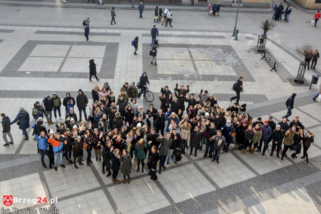 Maturzyści z brzeskich szkół zatańczyli poloneza [fotorelacja, wideo]