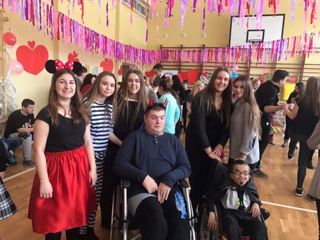 Wolontariusze z I LO w Brzegu - Integracyjny bal karnawałowy PCK