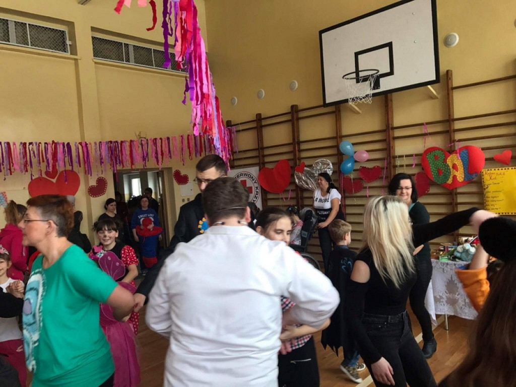 Wolontariusze z I LO w Brzegu - Integracyjny bal karnawałowy PCK