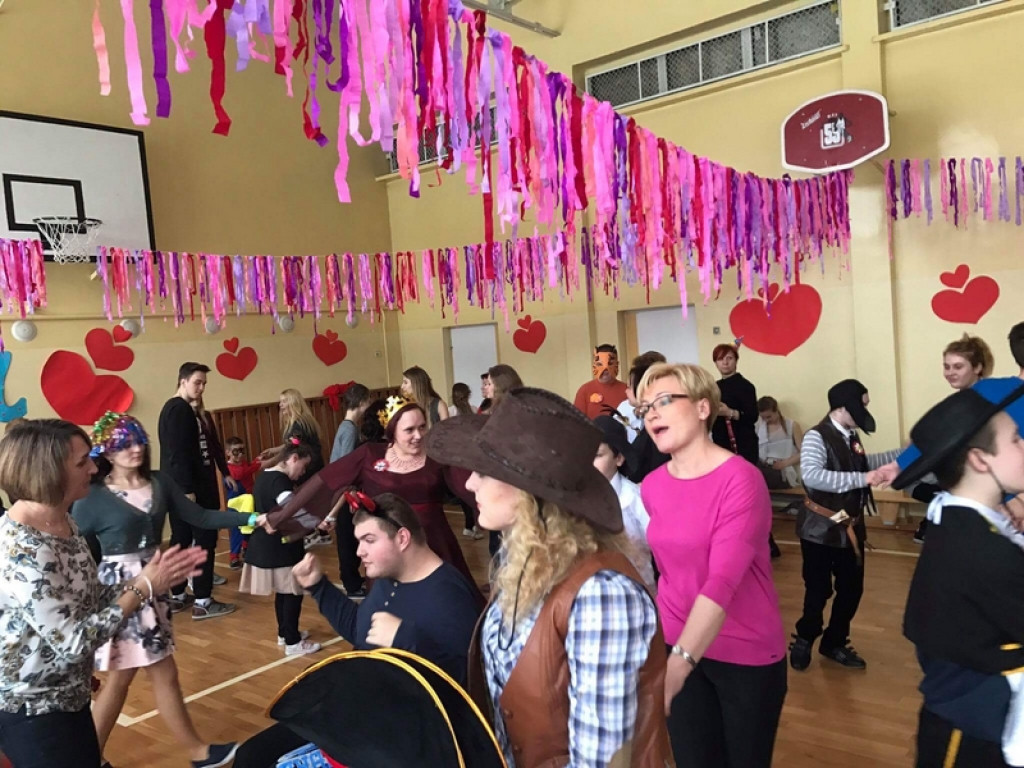 Wolontariusze z I LO w Brzegu - Integracyjny bal karnawałowy PCK