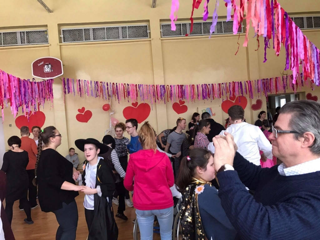 Wolontariusze z I LO w Brzegu - Integracyjny bal karnawałowy PCK