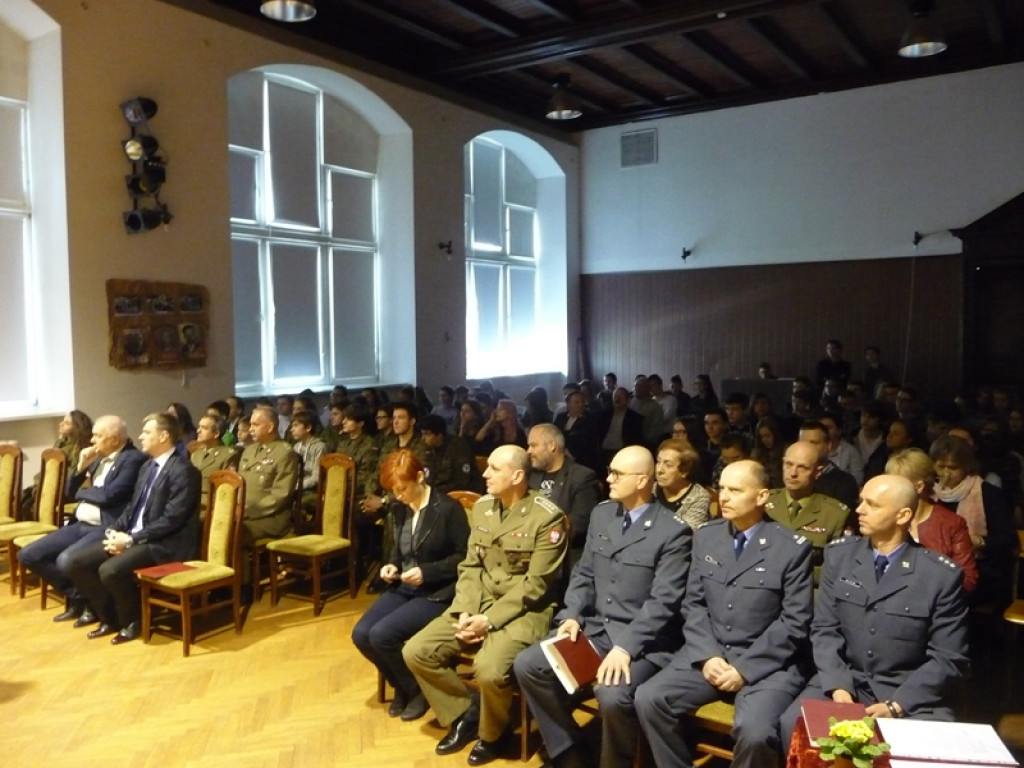 Młodzi patrioci w hołdzie Żołnierzom Wyklętym