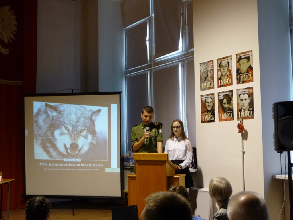 Młodzi patrioci w hołdzie Żołnierzom Wyklętym