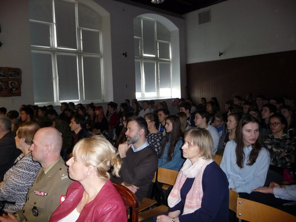 Młodzi patrioci w hołdzie Żołnierzom Wyklętym