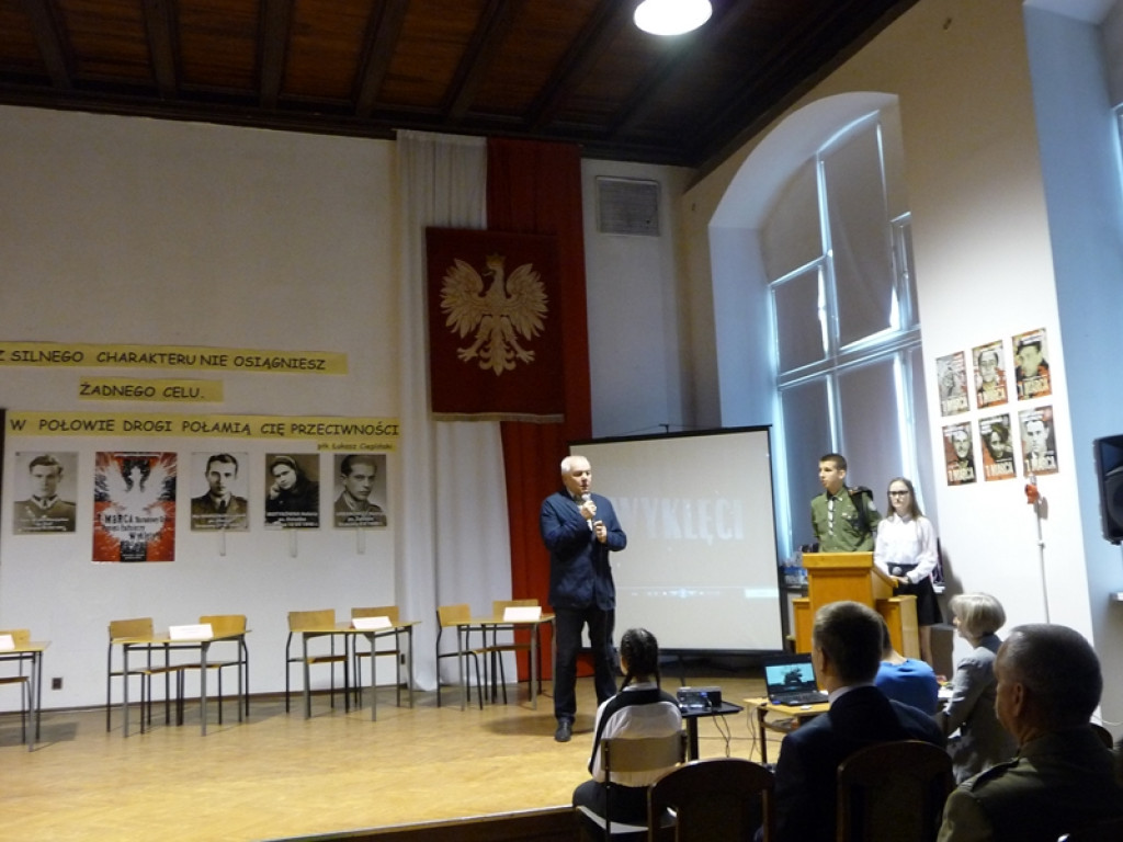 Młodzi patrioci w hołdzie Żołnierzom Wyklętym