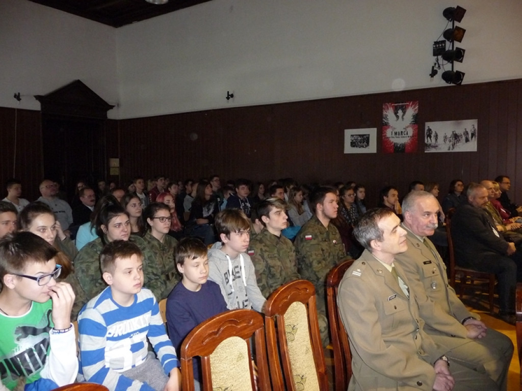 Młodzi patrioci w hołdzie Żołnierzom Wyklętym