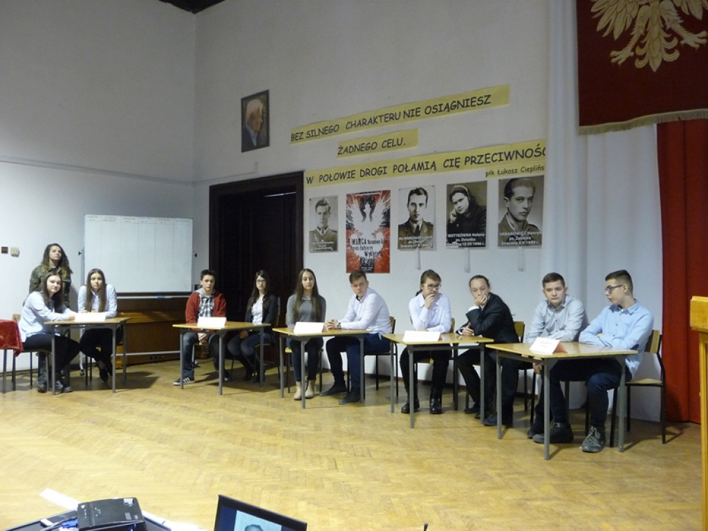 Młodzi patrioci w hołdzie Żołnierzom Wyklętym