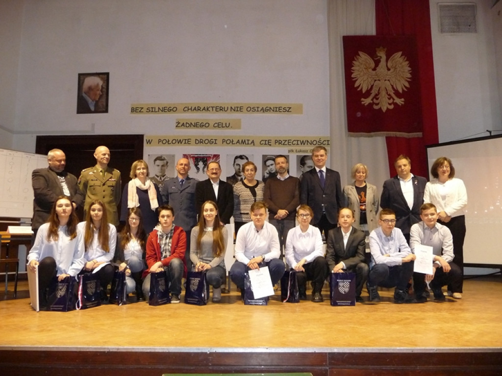 Młodzi patrioci w hołdzie Żołnierzom Wyklętym