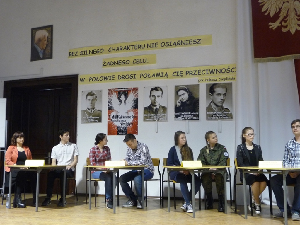 Młodzi patrioci w hołdzie Żołnierzom Wyklętym