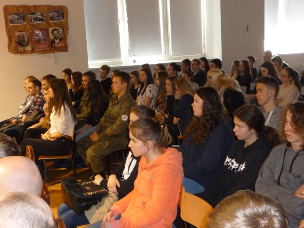 Młodzi patrioci w hołdzie Żołnierzom Wyklętym