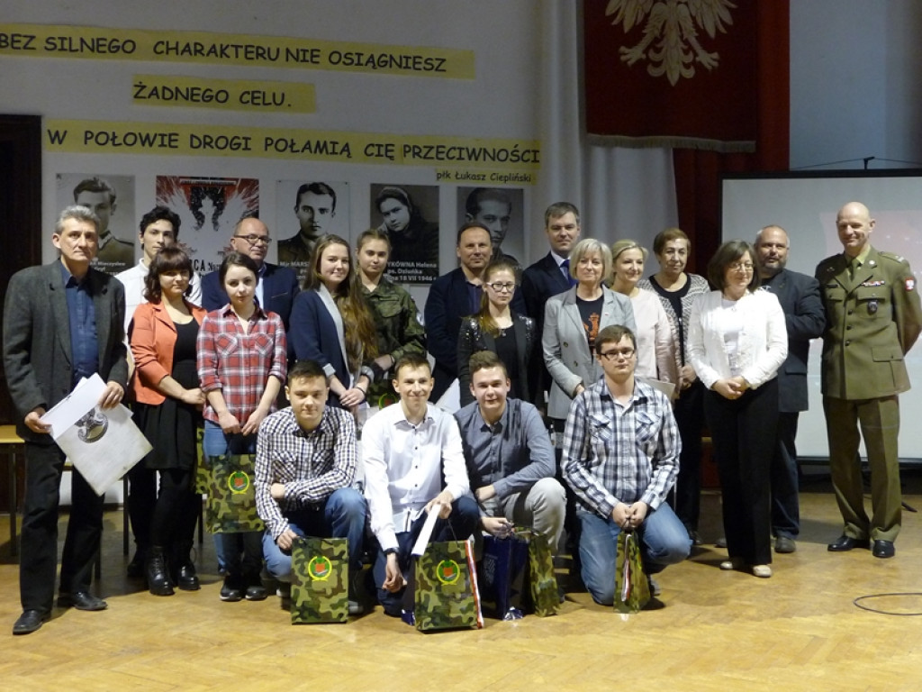 Młodzi patrioci w hołdzie Żołnierzom Wyklętym