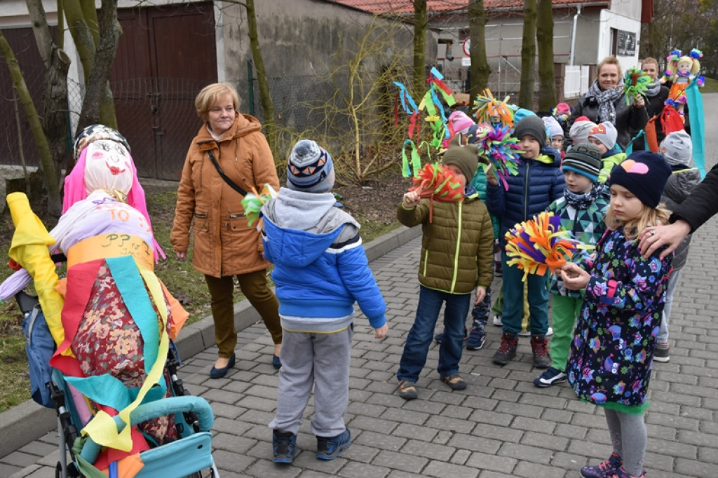 Przegonili zimę, powitali wiosnę! Ulicami Brzegu przeszedł 3. Integracyjny Marsz [ZDJĘCIA + VIDEO]