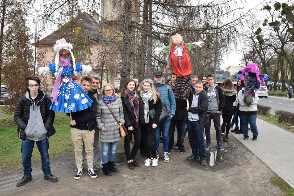 Przegonili zimę, powitali wiosnę! Ulicami Brzegu przeszedł 3. Integracyjny Marsz [ZDJĘCIA + VIDEO]