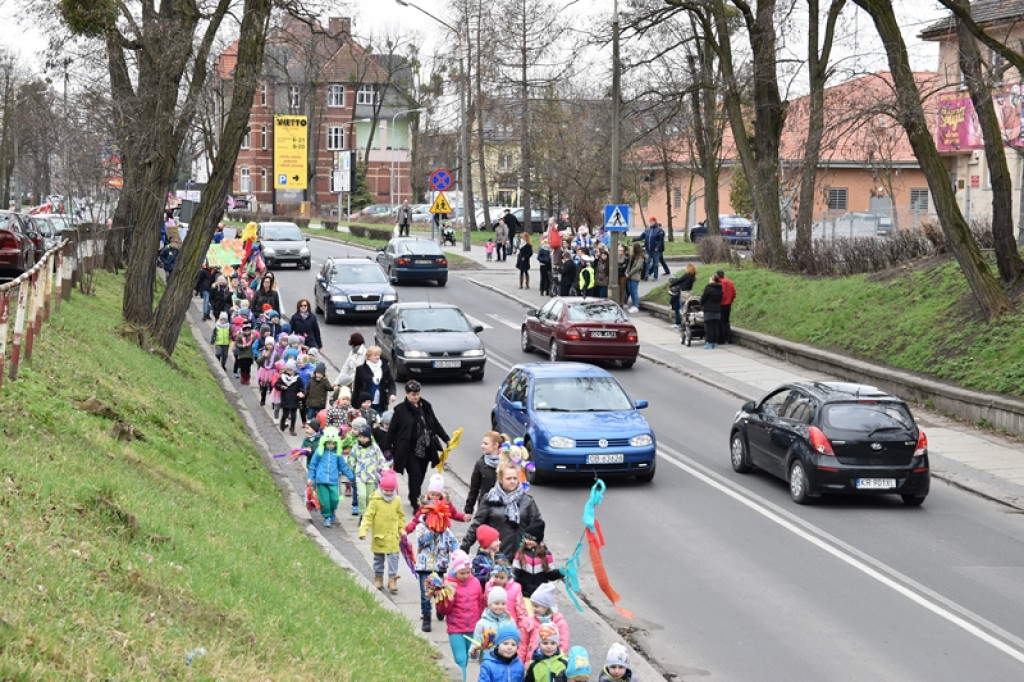 Przegonili zimę, powitali wiosnę! Ulicami Brzegu przeszedł 3. Integracyjny Marsz [ZDJĘCIA + VIDEO]