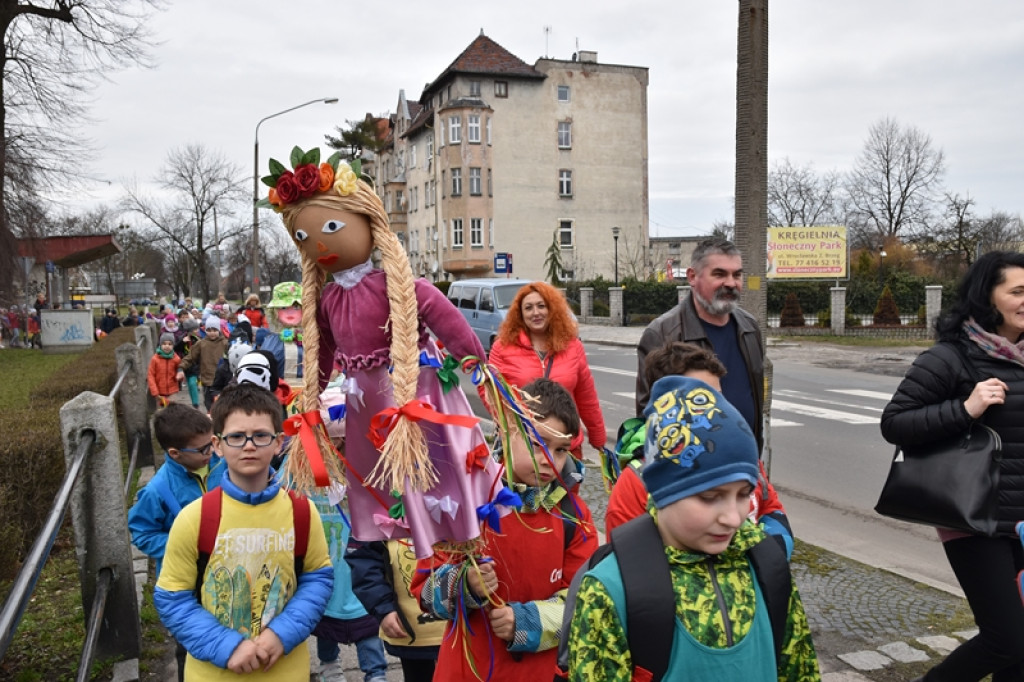 Przegonili zimę, powitali wiosnę! Ulicami Brzegu przeszedł 3. Integracyjny Marsz [ZDJĘCIA + VIDEO]
