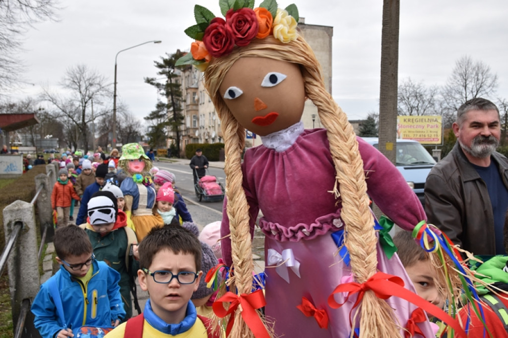 Przegonili zimę, powitali wiosnę! Ulicami Brzegu przeszedł 3. Integracyjny Marsz [ZDJĘCIA + VIDEO]
