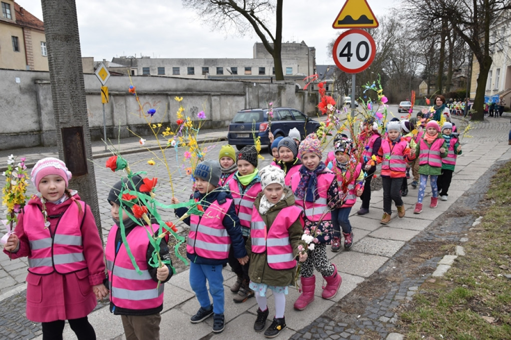 Przegonili zimę, powitali wiosnę! Ulicami Brzegu przeszedł 3. Integracyjny Marsz [ZDJĘCIA + VIDEO]