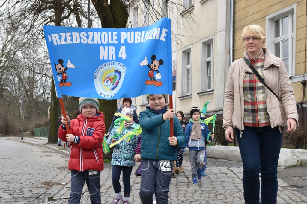 Przegonili zimę, powitali wiosnę! Ulicami Brzegu przeszedł 3. Integracyjny Marsz [ZDJĘCIA + VIDEO]