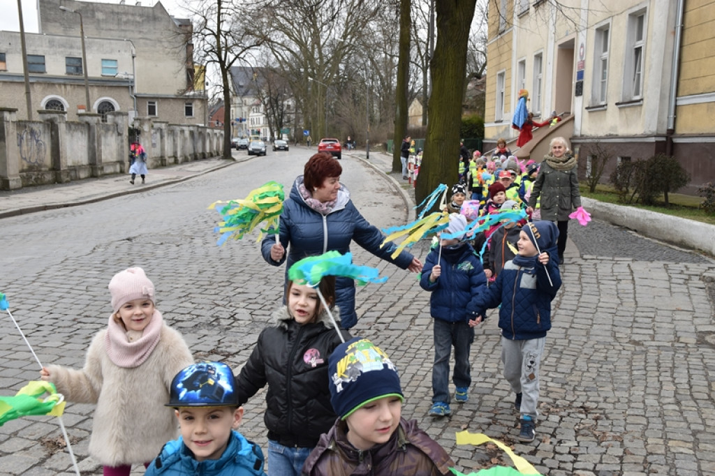 Przegonili zimę, powitali wiosnę! Ulicami Brzegu przeszedł 3. Integracyjny Marsz [ZDJĘCIA + VIDEO]