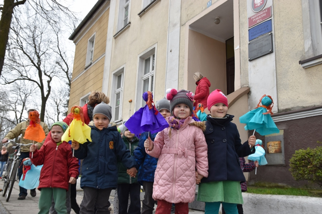 Przegonili zimę, powitali wiosnę! Ulicami Brzegu przeszedł 3. Integracyjny Marsz [ZDJĘCIA + VIDEO]