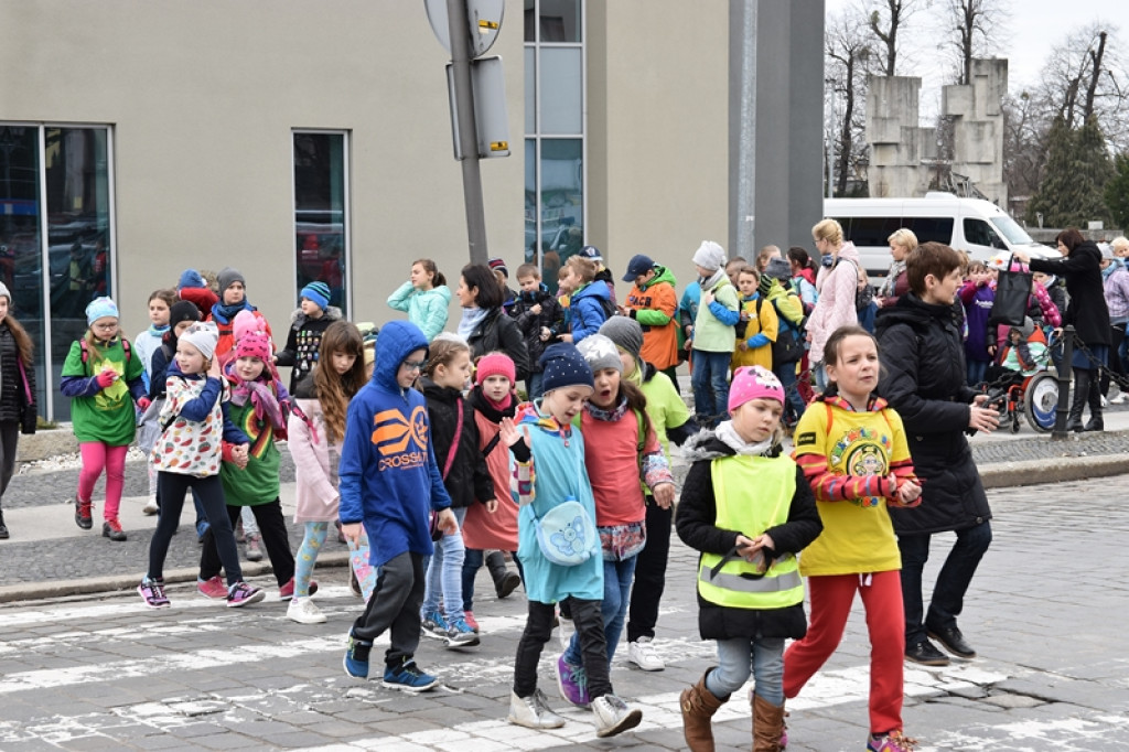Przegonili zimę, powitali wiosnę! Ulicami Brzegu przeszedł 3. Integracyjny Marsz [ZDJĘCIA + VIDEO]