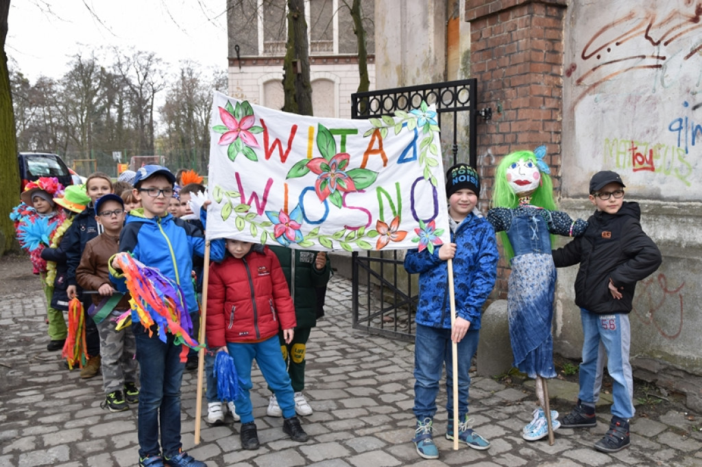 Przegonili zimę, powitali wiosnę! Ulicami Brzegu przeszedł 3. Integracyjny Marsz [ZDJĘCIA + VIDEO]