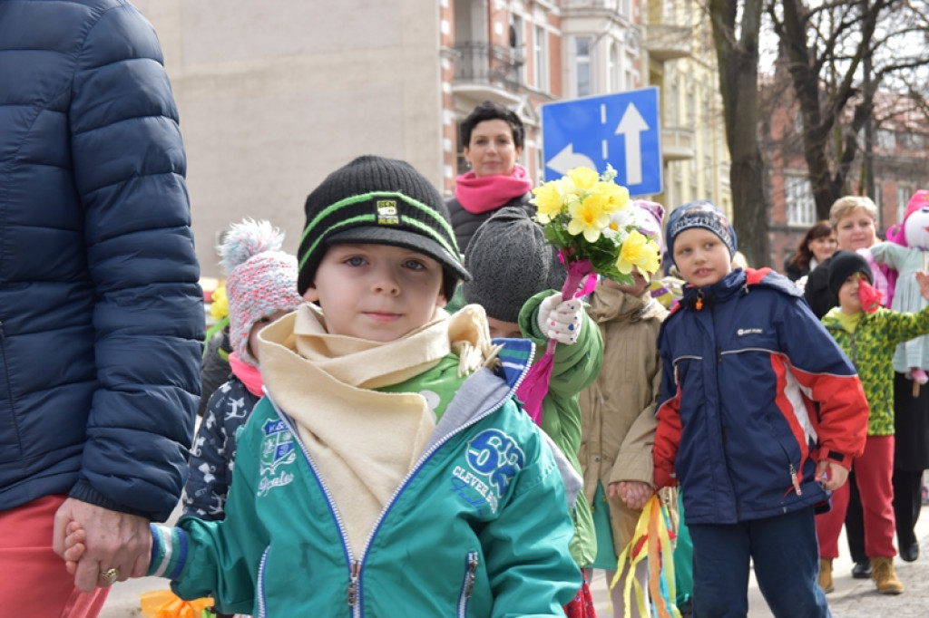 Przegonili zimę, powitali wiosnę! Ulicami Brzegu przeszedł 3. Integracyjny Marsz [ZDJĘCIA + VIDEO]