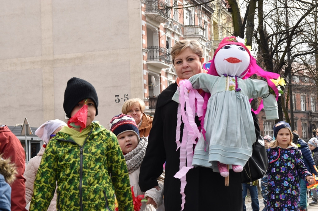 Przegonili zimę, powitali wiosnę! Ulicami Brzegu przeszedł 3. Integracyjny Marsz [ZDJĘCIA + VIDEO]