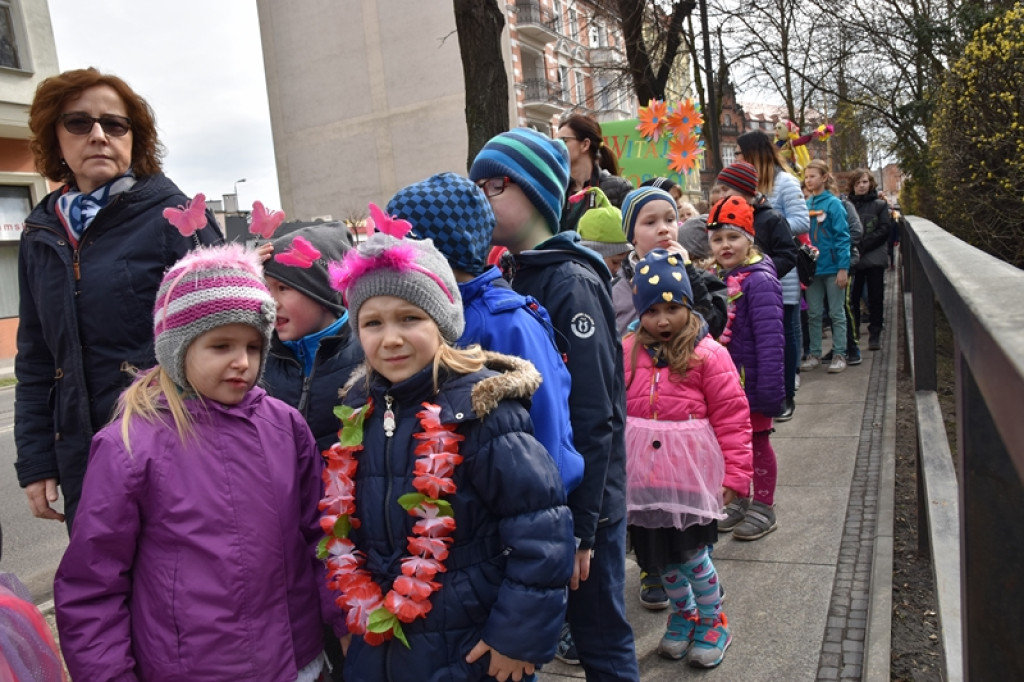 Przegonili zimę, powitali wiosnę! Ulicami Brzegu przeszedł 3. Integracyjny Marsz [ZDJĘCIA + VIDEO]