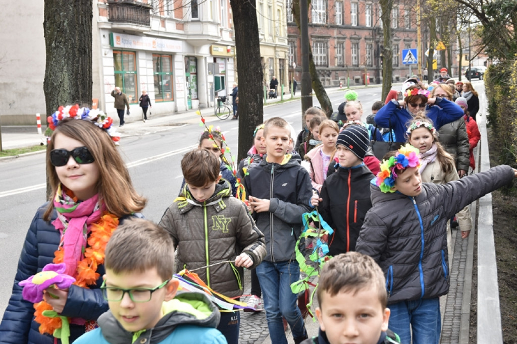 Przegonili zimę, powitali wiosnę! Ulicami Brzegu przeszedł 3. Integracyjny Marsz [ZDJĘCIA + VIDEO]